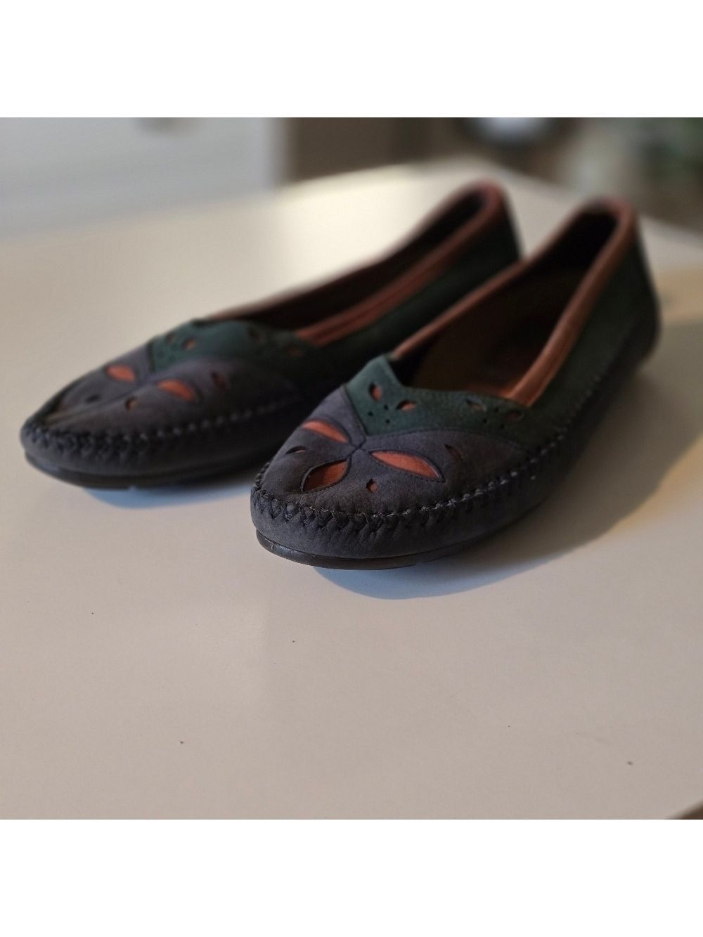 Vintage 90s Hush puppies mocassin slip on soft suede leather flats